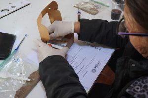 Investigadora utilizando el kit nuestros suelos de NUMIES