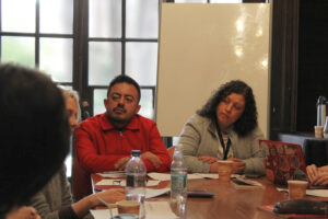 Investigadores e investigadoras reunidos alrededor de la mesa de trabajo