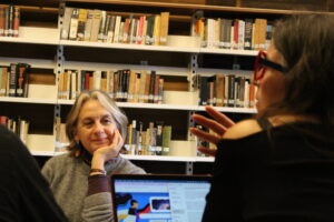 Dos asistentes conversando al final de la jornada